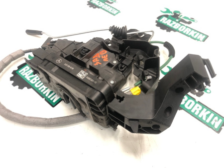 Mercedes-Benz / GLC 250d 4-matic / Замок боковой двери