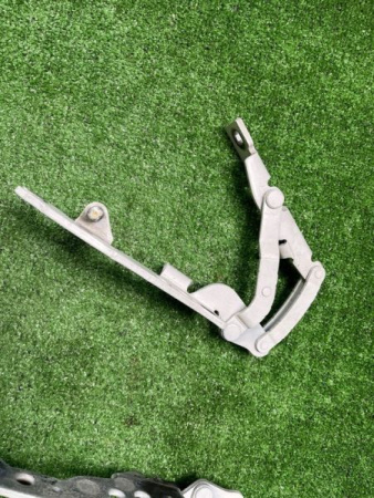 BMW / M6 / Петля капота