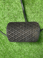 Mercedes-Benz / 300E / Педаль тормоза