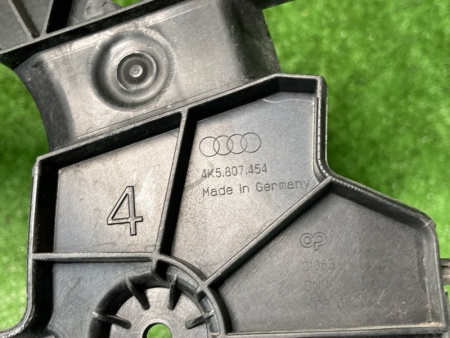 Audi / A6 / Направляющая бампера