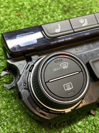 Volkswagen / Golf / Монитор и блок климата