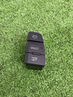 Audi / Q7 / Кнопка бардачка