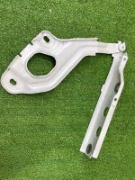 Audi / A6 / Петля капота