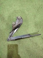 Audi / A6 / Петля капота