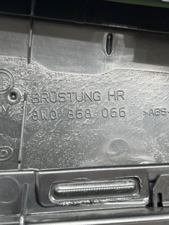 Audi / A4 / Обшивка двери