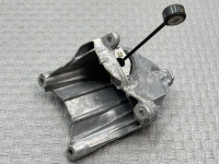 Audi / A4 / Кронштейн двигателя