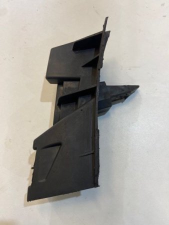 Mercedes-Benz / E-Class / Кронштейн бампера