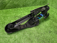 Mercedes-Benz / 300E / Петля капота