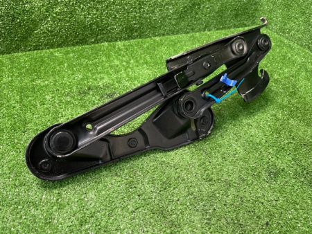 Mercedes-Benz / 300E / Петля капота