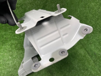 Audi / Q8 / Кронштейн крыла