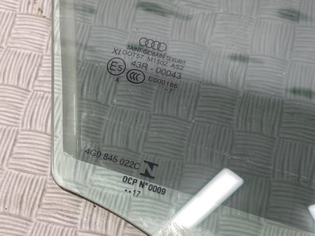 Audi / A6 / Стекло двери