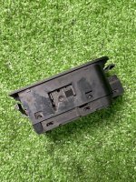 Volkswagen / Tiguan / Кнопка стояночного тормоза