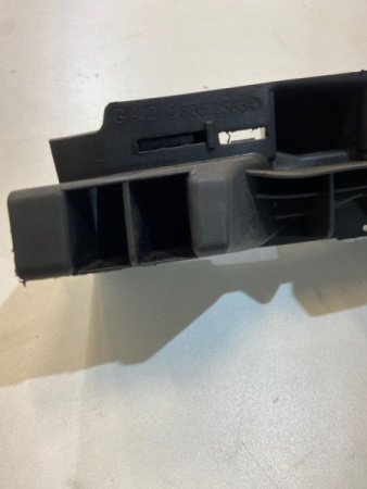 Mercedes-Benz / E-Class / Кронштейн бампера