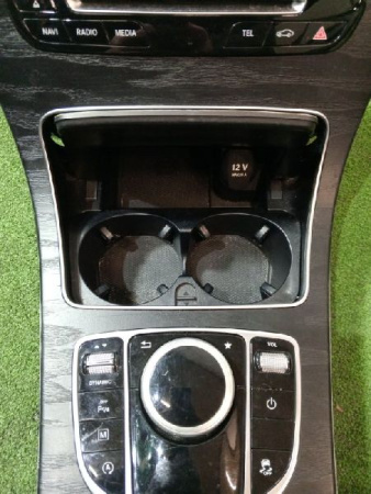 Mercedes-Benz / GLC 250d 4-matic / Накладка консоли с блоком климата