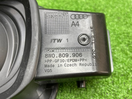 Audi / A4 / Лючок топливного бака