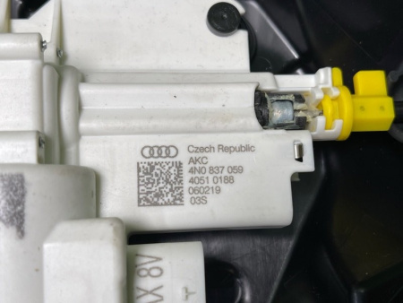 Audi / A7 / Замок двери с доводчиком
