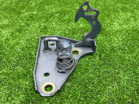 Mercedes-Benz / 190e / Замок капота