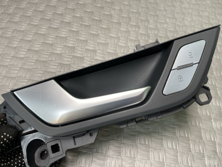 Audi / A6 / Ручка двери внутренняя