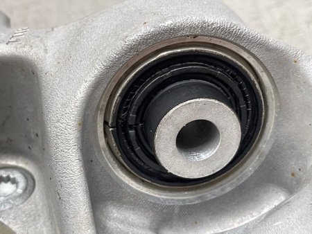 Audi / A6 / Кулак поворотный