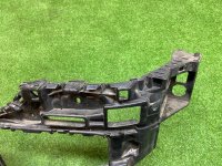 Volkswagen / Touareg / Кронштейн бампера