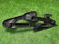 Mercedes-Benz / 300E / Петля капота