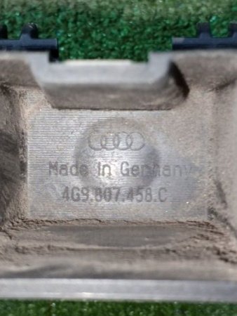 Audi / A6 / Направляющая бампера