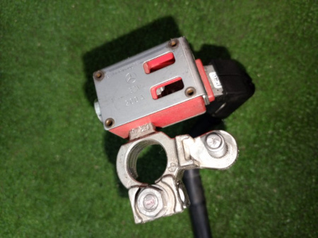 Mercedes-Benz / E-Class / Провод плюсовой