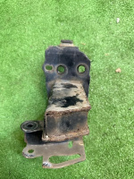 Audi / Q7 / Кронштейн усилителя бампера