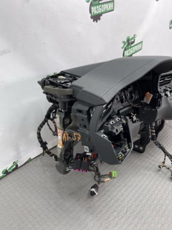 Audi / A6 / Торпедо