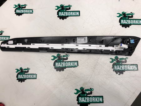 Volkswagen / Touareg / Накладка обшивки двери