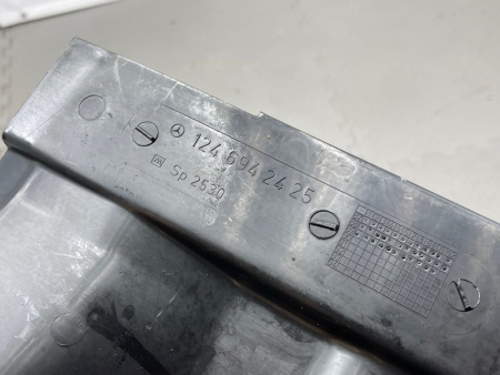 Mercedes-Benz / 300E / Обшивка багажника