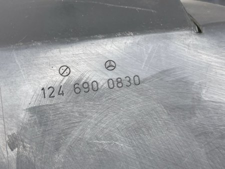 Mercedes-Benz / E-Class / Обшивка багажника