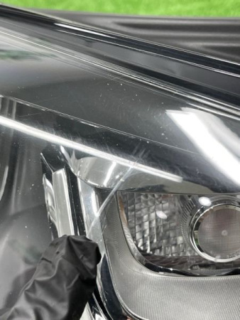 Volkswagen / Touareg / Фара