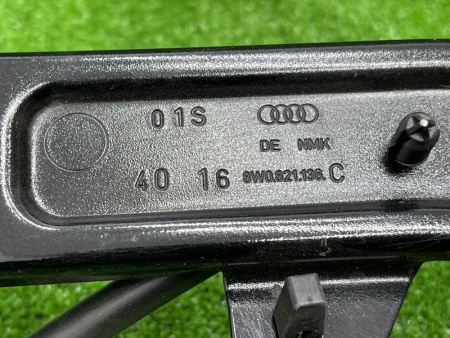 Audi / A4 / Кронштейн крыла