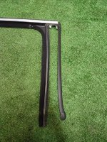 Volkswagen / Touareg / Направляющая стекла двери