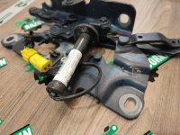 BMW / 5-Series / Петля капота