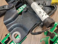 BMW / 5-Series / Петля капота