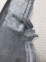 Mercedes-Benz / 300E / Подкрылок