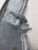 Mercedes-Benz / 300E / Подкрылок