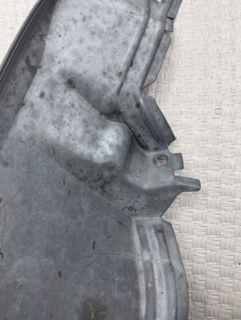 Mercedes-Benz / 300E / Подкрылок