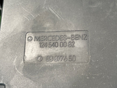 Mercedes-Benz / E-Class / Крышка блока предохранителей