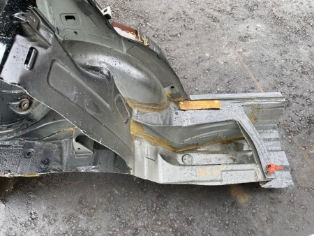 Mercedes-Benz / 300E / Крыло