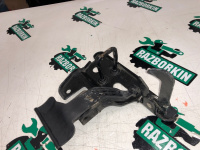 Audi / A6 / Крюк замка капота