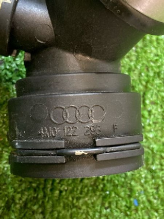 Audi / Q7 / Патрубок системы охлаждения