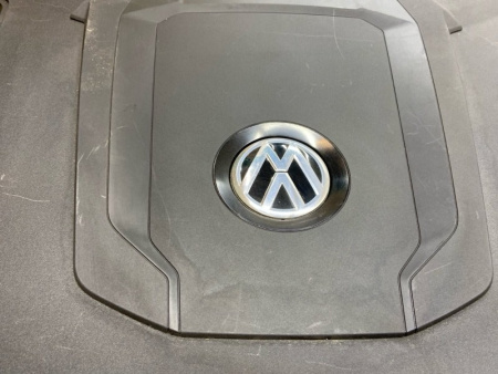 Volkswagen / Touareg / Декоративная крышка двигателя
