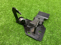 Audi / Q7 / Крюк замка капота