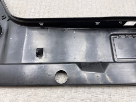 Mercedes-Benz / 300E / Обшивка багажника