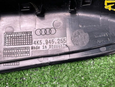 Audi / A6 / Накладка фонаря