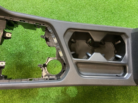 Volkswagen / Tiguan / Консоль центральная
