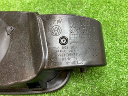 Volkswagen / Touareg / Лючок топливного бака